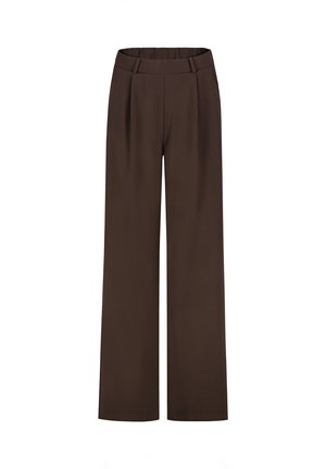 Donkerbruine, hoog taille wijde broek met riemlussen en voorplooien, afgebeeld tegen een witte achtergrond.