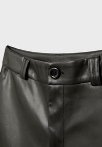 Pantaloni in pelle nera con una texture morbida, dotati di chiusura con bottone e dettagli cuciti lungo la vita.