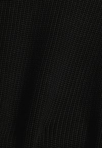 Czarna dzianina o teksturowanej powierzchni, z poziomym prążkowaniem i subtelnymi różnicami w odcieniach.