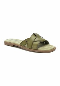 Sandalias deslizantes verdes con un diseño de tiras cruzadas, plantilla de ante suave y suela exterior de goma flexible. Presenta una textura suave y un perfil plano.
