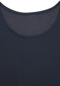 Dunkelblau gerippter Stoff mit Rundhalsausschnitt. Die Textur ist glatt und dehnbar und zeigt subtile horizontale Linien.