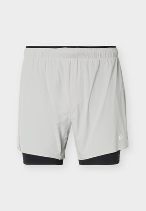 Pantaloncini sportivi grigio chiaro con pantaloncini compressivi interni neri e fascia elastica in vita, esposti su sfondo bianco semplice.