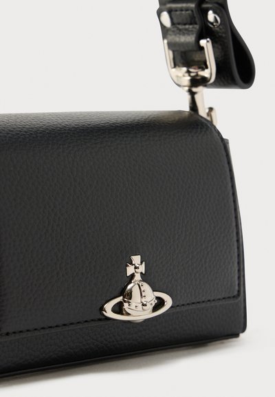 Μαύρη δερμάτινη τσάντα χειρός με υφή, με μεταλλικό λογότυπο στέμματος και αποσπώμενο λουράκι με ασημένιες μεταλλικές λεπτομέρειες.