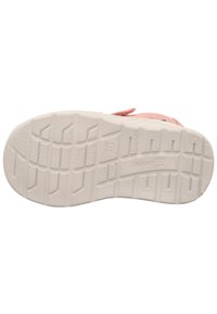 Sohle eines rosa Kinderschuhs mit strukturiertem weißen Gummi-Außensohle, Größe 20, und eingraviertem "superfit"-Branding auf der Unterseite.