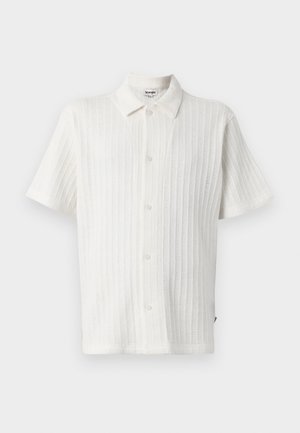 Camisa branca de manga curta com um design texturizado em canais. Apresenta um colarinho pontudo e seis botões na frente para fecho.