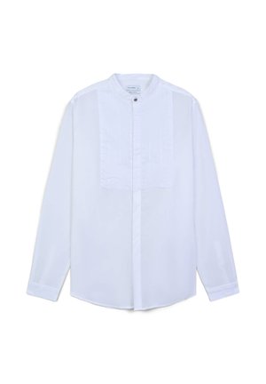 Weißes Langarmhemd mit Stehkragen, verdeckter Knopfleiste und gep flecktem Vorderteil.