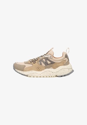 Beige und braune sportliche Sneaker mit gemischtem Obermaterial aus Wildleder und Mesh, gesprenkelter dicke Sohle, Schnürverschluss und Zuglaschen an Zunge und Ferse.