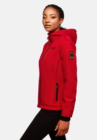 Rode zip-up jas met capuchon, voorzien van een zwarte ritszak, gestructureerde accent op de mouw en elastische manchetten. Gladde stofafwerking.