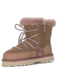 Brązowy zamszowy but z miękkim różowym futrzanym mankietem, wzorzystymi sznurówkami, bocznym zamkiem błyskawicznym oraz grubą, teksturowaną podeszwą. Posiada wzmocniony obcas i język.