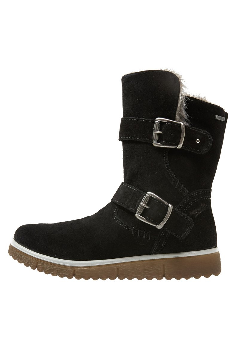 Bottines en suède noir avec deux boucles réglables, bordées de fausse fourrure, et une semelle en caoutchouc texturée avec des accents blancs. Présente un design à bout arrondi.