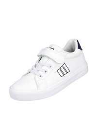 Zapatilla blanca hecha de material sintético, con una correa de velcro y cordones, con un logotipo negro en el lateral y un acento en el talón de color azul marino.