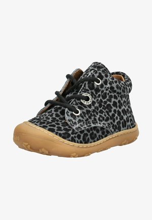 Schwarz-graue Leopardenmuster-Schuhe mit einer weichen Textur, runder Zehenform und brauner Gummisohle. Ausgestattet mit schwarzen Schnürsenkeln und einem silbernen Ösendetail.