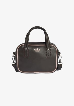 Tamno smeđa kožna torba sa svijetloružičastim detaljima, dvostrukim gornjim ručkama i odvojivim remenom za rame. Na prednjoj strani se nalazi utisnut logo.