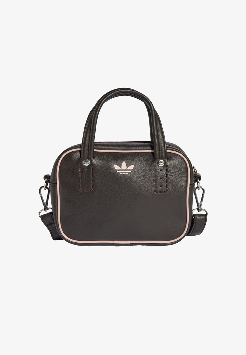 Ciemnobrązowa skórzana torba z jasnoróżowymi akcentami, podwójnymi górnymi uchwytami i odpinanym paskiem na ramię. Na przedniej części znajduje się tłoczone logo.