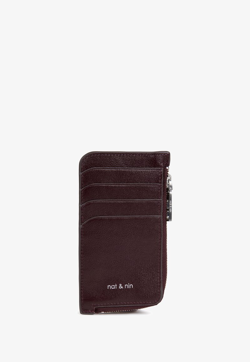 Porte-cartes en cuir brun foncé avec quatre emplacements pour cartes, une fermeture éclair sur le côté et "nat & nin" embossé en blanc à l'avant.