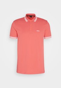 Polo corail à manches courtes avec col et poignets rayés blancs, patte de boutonnage à trois boutons et logo blanc « BOSS » sur la poitrine.