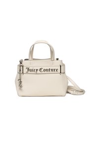 Crème-kleurige leren handtas met dubbele handgrepen, zilveren hardware en een afneembare strap. Heeft 'Juicy Couture'-branding aan de voorkant.