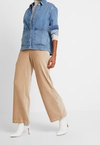 Vero Moda Pantaloni - camel