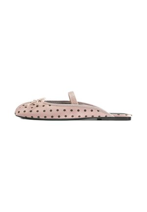 Chaussure plate rose à enfiler avec des pois noirs, une fine bride sur le dessus et un petit nœud près des orteils.