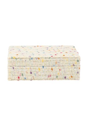 Boîte rectangulaire recouverte de tissu tissé avec des taches multicolores sur un fond crème clair, fermée et posée sur une surface blanche.
