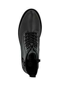 Stivaletto in pelle nera con punta arrotondata, chiusura con lacci e dettaglio con zip sul lato. Superficie testurizzata, finitura liscia.