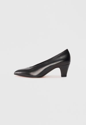 Zapato de tacón alto de cuero negro con punta afilada, tacón moderado y superficie lisa. Diseño sencillo sin adornos visibles.