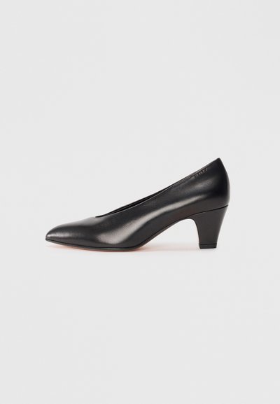 Chaussure à talon haut en cuir noir avec un bout pointu, un talon modéré et une surface lisse. Design simple sans embellissements visibles.
