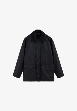 Chaqueta negra de manga larga con botones de presión, dos bolsillos delanteros con solapa y un cuello suave.