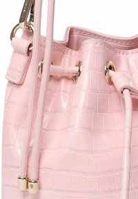 Borsa a secchiello in pelle patinata rosa con texture a coccodrillo, dotata di accenti in tonalità oro, chiusura a coulisse e due tracolle coordinate.
