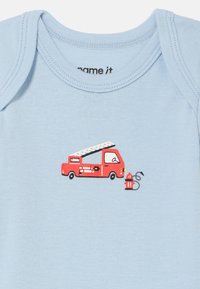 Φωτεινό γαλάζιο φορμάκι με κόκκινο σχέδιο πυροσβεστικού οχήματος με σκάλα και υδροστόμιο. Απαλό βαμβακερό ύφασμα με κοντά μανίκια και στρογγυλή λαιμόκοψη.