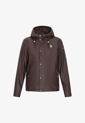 Brązowa wodoodporna kurtka z kapturem, wyposażona w zatrzaski, boczne kieszenie, sznurki i logo na piersi. Gładka faktura.