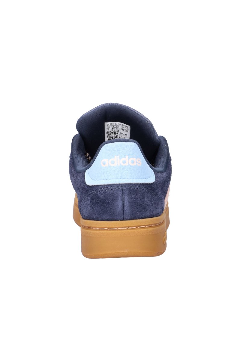 Baskets en daim bleu marine avec un col arrière bleu clair et une semelle gomme. Présentent un logo de marque rose clair au-dessus du talon.