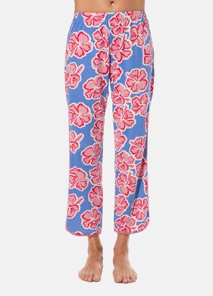 Blaue Pyjamahose mit pinkem und rotem Hibiskusblütenmuster, getragen von einer Person mit freiem Oberkörper, die barfuß steht.