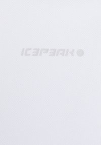 Bílá strukturovaná tkanina s jemným šedým logem "ICEPEAK". Materiál se zdá být lehký s hladkým povrchem.