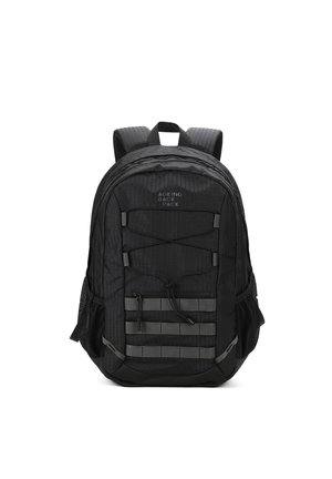 Zaino in tessuto nero con pattern testurizzato, scomparti multipli, spallacci regolabili, cordino elastico frontale e tasche laterali in rete.