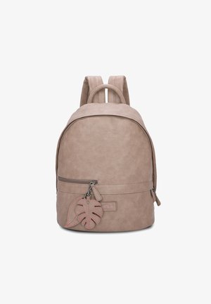 Beige Kunstleder-Rucksack mit runder Form, vorderer Reißverschlusstasche und blattförmigem Schlüsselanhänger. Verstellbare doppelte Schulterriemen.