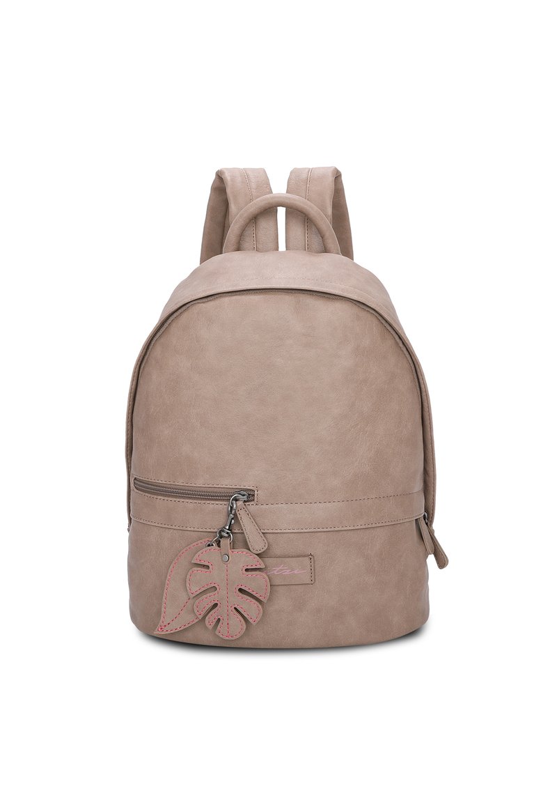 Mochila de imitación cuero beige con forma redondeada, bolsillo frontal con cremallera y un llavero con forma de hoja como acento. Correas ajustables de doble hombro.