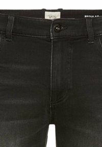 Schwarze Jeans aus Denim mit regulärer Passform, Reißverschluss, Knopfverschluss, fünf Taschen und dezenten Nahtdetails. Das Etikett trägt die Aufschrift "Camel Active."