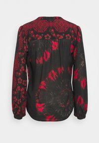 Czarna bluzka z czerwonym batikiem i wzorami kwiatowymi, długie rękawy, detal w postaci marszczenia na yoku oraz zaokrąglony dół z tyłu.