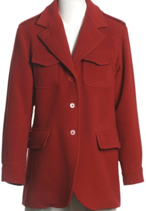 Cappotto di lana rosso con ampi revers, quattro tasche con patta, maniche lunghe e tre bottoni frontali su un manichino senza testa.