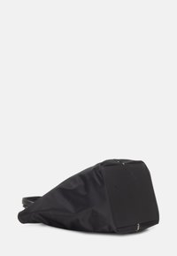 Borsa in nylon nera a vita con forma geometrica, texture liscia, chiusura a zip e tracolla regolabile per una vestibilità sicura.