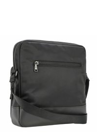 Borsa a tracolla nera con un esterno in nylon liscio, dotata di una tasca frontale con zip e di una tracolla regolabile per un uso a bandoliera.