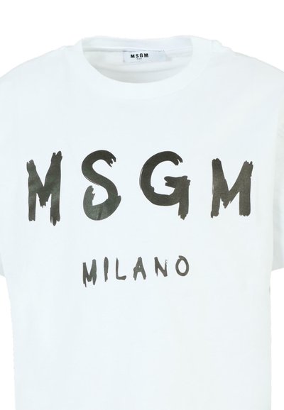 Biała bawełniana koszulka z czarnym nadrukiem graficznym "MSGM" i "MILANO" w wyraźnym, pędzlowym stylu. Krótkie rękawy i okrągły dekolt.