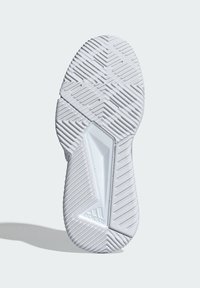 Biela podrážka atletickej topánky s textúrovaným vzorom protišmyku, ktorá má výrazný uhlový dizajn a značkové detaily.