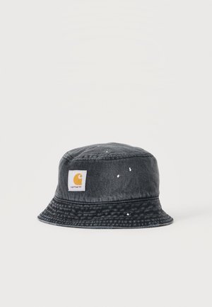 Sort denim bucket hat med hvide malesprøjt og en gul Carhartt logo patch foran i midten.