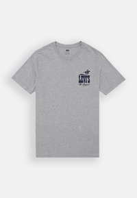 Camiseta de algodón gris con mangas cortas, escote redondo, que presenta un logotipo de Levi's en azul marino y un gráfico de un caballo en la parte izquierda del pecho.