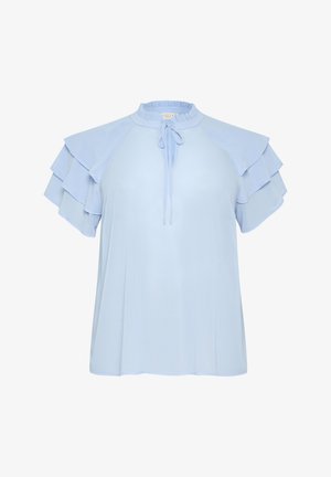 Svijetloplava bluza s višeslojnim lepršavim rukavima, volanastim izrezom i detaljem oko vrata, izrađena od mekanog, laganog materijala.