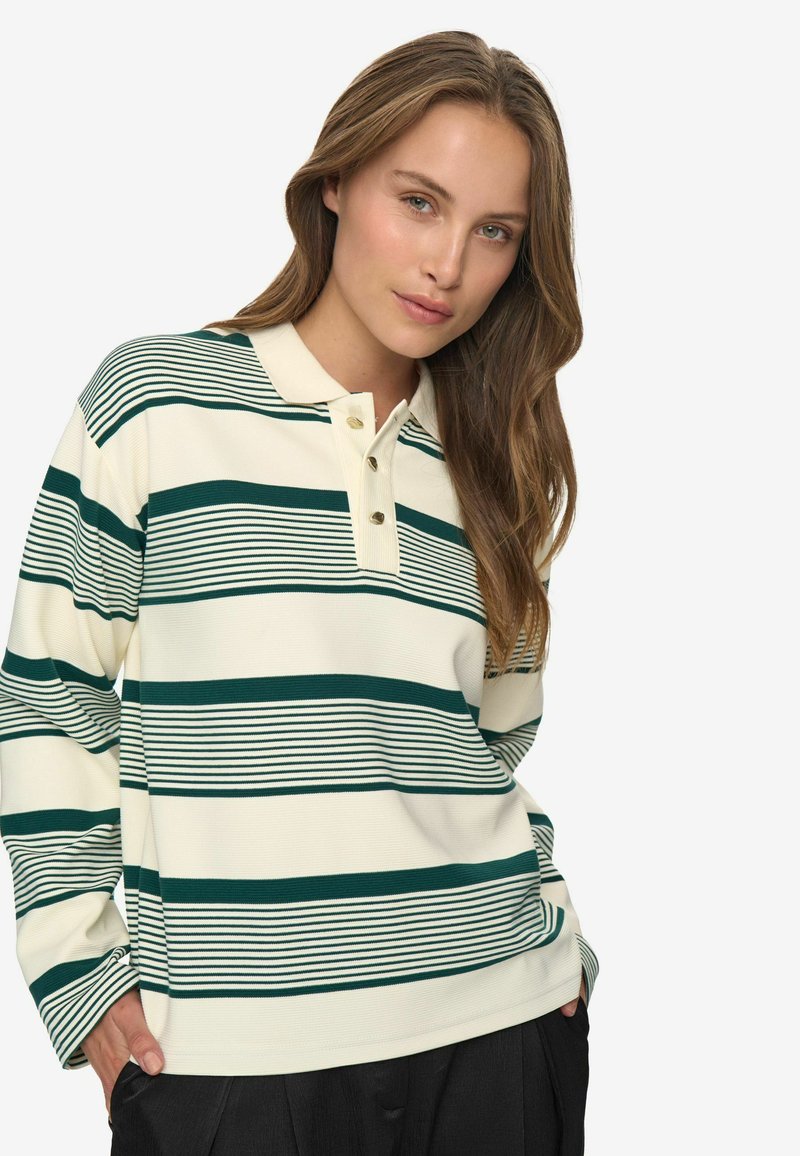 Polo a maniche lunghe in crema con strisce orizzontali verdi, con colletto a tre bottoni e vestibilità rilassata. Progettato con texture a coste.