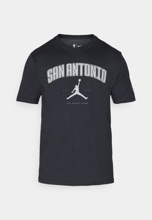 Crna pamučna majica s natpisom "SAN ANTONIO" u podebljanim srebrnim slovima, sivi Air Jordan logo ispod. Dizajn s okruglim izrezom.