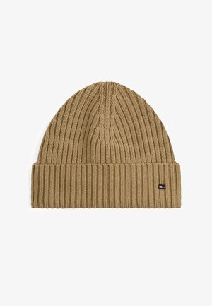 Gorro beige de punto acanalado con ala doblada y pequeña etiqueta rectangular con el logo de Tommy Hilfiger en el puño.
